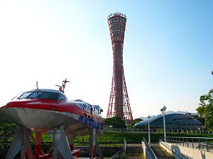 神戸ポートタワーとテクノスーパーライナー「疾風(はやて）」
