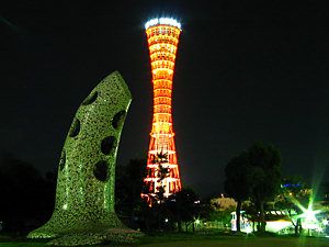 神戸ポートタワーライトアップとオルタンシアの鐘の夜景