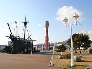神戸ポートタワーと復元帆船 サンタ・マリア号