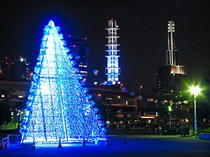 真夏のクリスマスツリーと神戸メリケンパーク