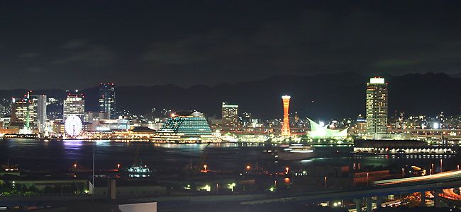 神戸港、メリケンパーク、ハーバーランドの夜景/背後の山並みは六甲山