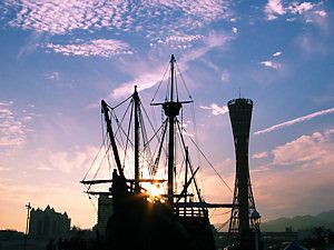 神戸メリケンパーク・帆船サンタマリア号の夕日・夕焼け空
