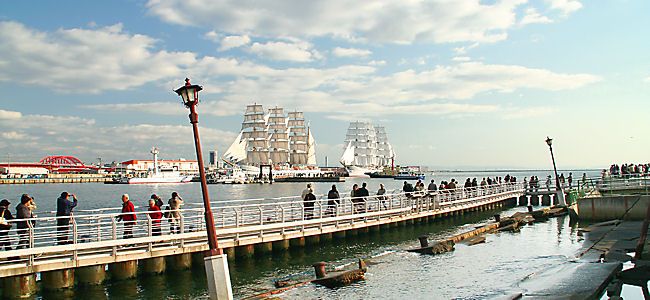 日本丸と海王丸の総帆展帆（フルセイル）と阪神淡路大震災メモリアルモニュメント