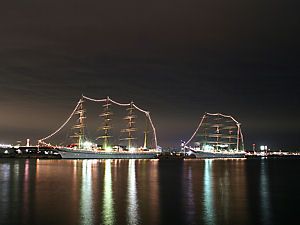 日本丸と海王丸のイルミネーション夜景