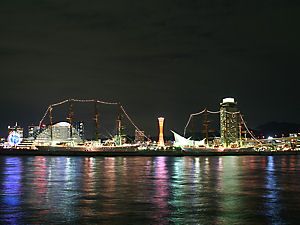 日本丸と海王丸のイルミネーションと神戸の夜景