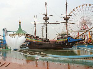 帆船ゴールデンハインド号とジャイアント・スプラッシュ