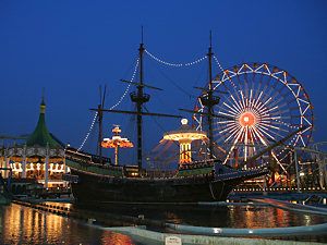 帆船ゴールデンハインド号と観覧車のイルミネーション