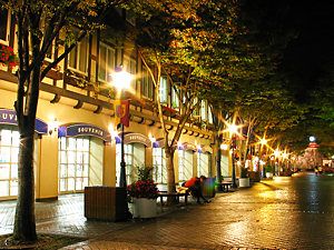 レストラン街とショッピングモール「OLD TOWN」の夜景