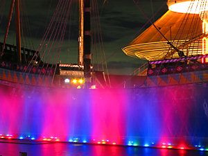 帆船ゴールデンハインド号と噴水のライトアップ夜景
