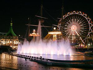 帆船ゴールデンハインド号と噴水のライトアップ夜景