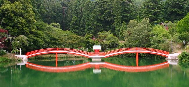 新池に写る弁天宮と朱塗りの渡り橋
