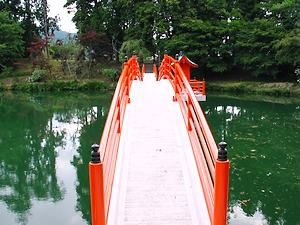 弁天宮朱塗りの渡り橋