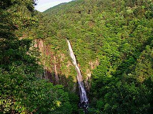 落差６５ｍの扁妙の滝全景