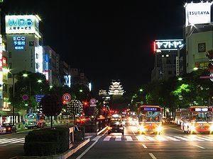 姫路大手前通りの夜景と姫路城のライトアップ