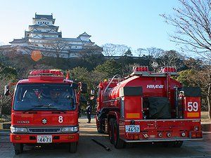 姫路城と消防自動車