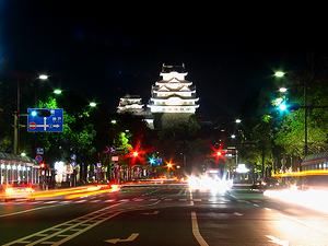 姫路大手前通りから見た姫路城のライトアップと夜景