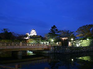姫路城大手門・桜門橋と姫路城のライトアップ夜景