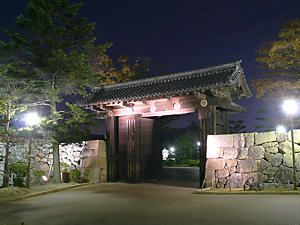 姫路城大手門のライトアップ夜景