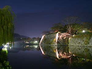 姫路城の堀のライトアップ夜景