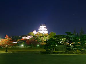 姫路城と姫路城三の丸広場のライトアップ夜景