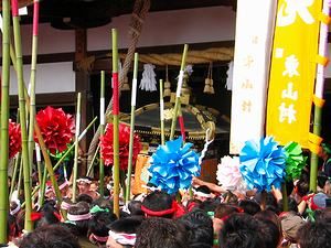 宮出しされる松原八幡神社の神輿