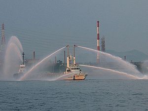 巡視船、消防艇の放水と海上パレード・姫路港