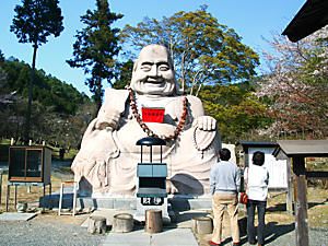 日本一の大きさを誇る布袋の石像