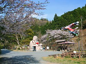 日本一の大きさを誇る布袋の石像と桜