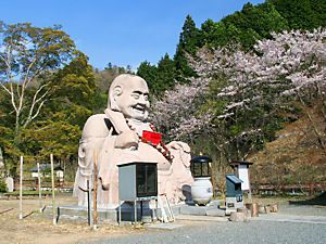 日本一の大きさを誇る布袋の石像と桜