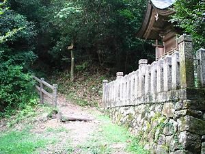 七種神社の裏に七種山山頂への登山道がある