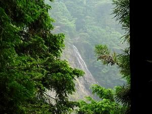 七種山遊歩道の途中で見える雄滝・七種の滝