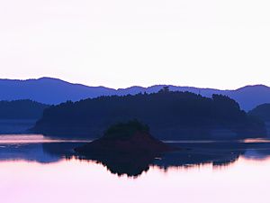 夜明けの太田ダムと湖の小島