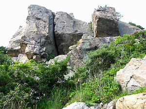 断崖絶壁の岩場が続く小赤壁