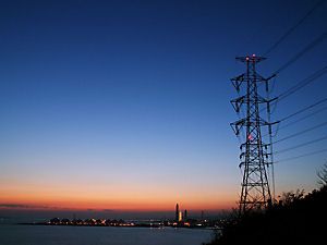 小赤壁の鉄塔と姫路の工場地帯のトワイライト夜景