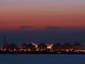 瀬戸内海と姫路の工場のトワイライト夜景
