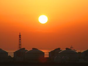 大阪ガス姫路製造所のガスタンクと夕日