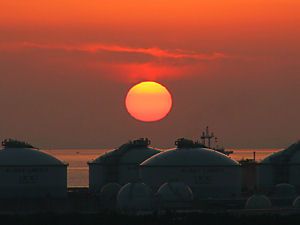 大阪ガス姫路製造所のガスタンクと夕日