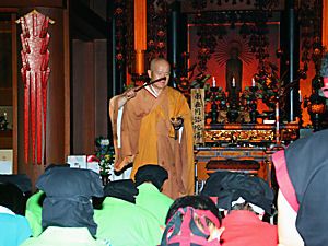 火祭りに先立って鶏足寺では住職による儀式が執り行われる