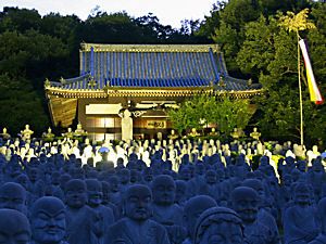 鶏足寺と五百羅漢のライトアップ夜景