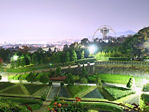手柄山中央公園の庭園と回転展望台のライトアップ夜景
