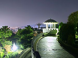 手柄山中央公園の展望台のライトアップ夜景