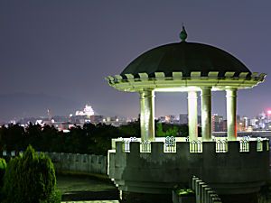 手柄山中央公園の展望台と姫路城のライトアップ夜景