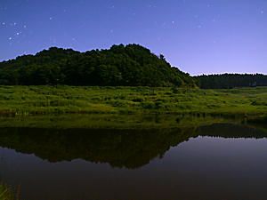 砥峰高原・ススキの草原の月夜の夜景