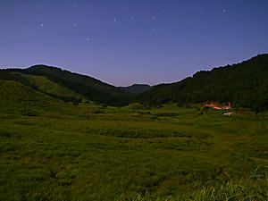 砥峰高原・ススキの草原の月明かりの夜景
