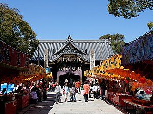 魚吹八幡神社の境内にはたくさんの露店が並ぶ