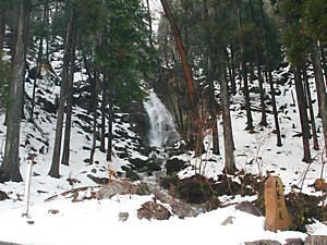 大釜の滝と積雪