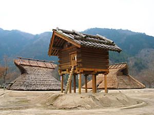 縄文の村・弥生の村の高床式建物