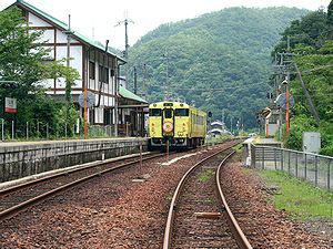 兵庫県佐用町 JR上月駅のホームとはばタン列車