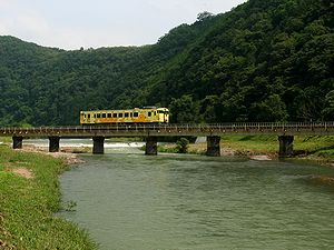 佐用川にかかる鉄橋を渡るはばタン列車