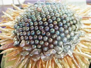 真珠で作られたヒマワリの花